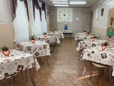 Фото членов комиссии в школьной столовой при проверке