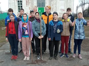 Помощь в уборке территории Троицкого собора