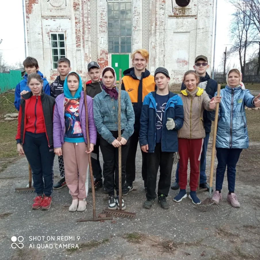 Помощь в уборке территории Троицкого собора